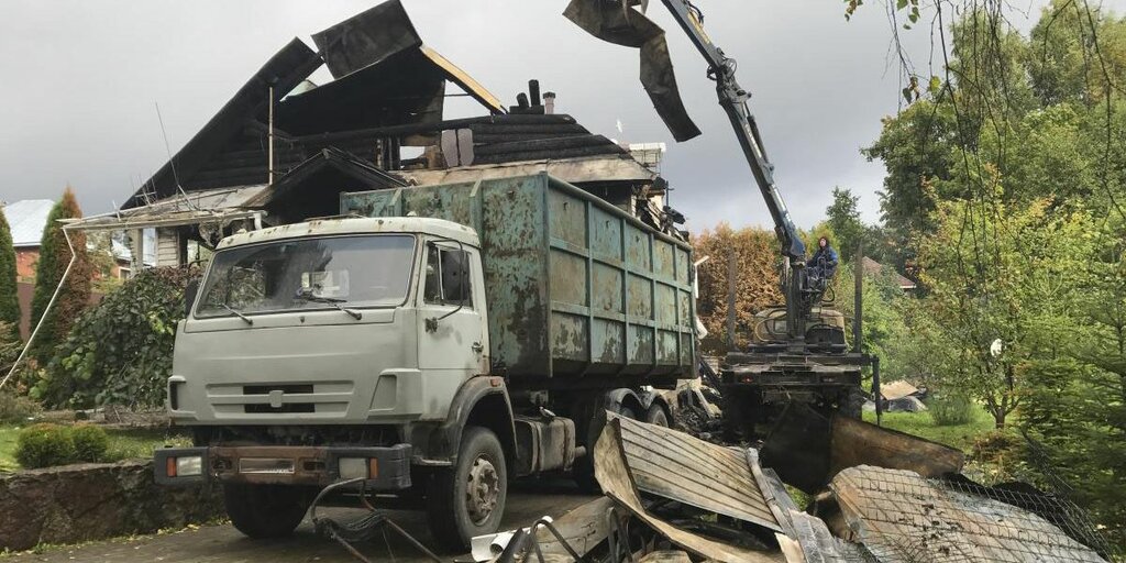Вывоз мусора после пожара с утилизацией в Мирном в октябре