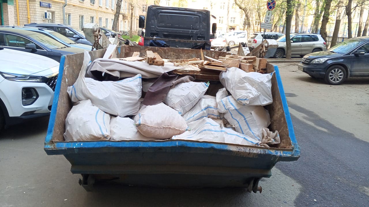 Вывоз мусора из магазина в Мирном в октябре