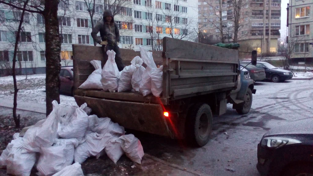 Вывоз мусора в мешках в Мирном в октябре