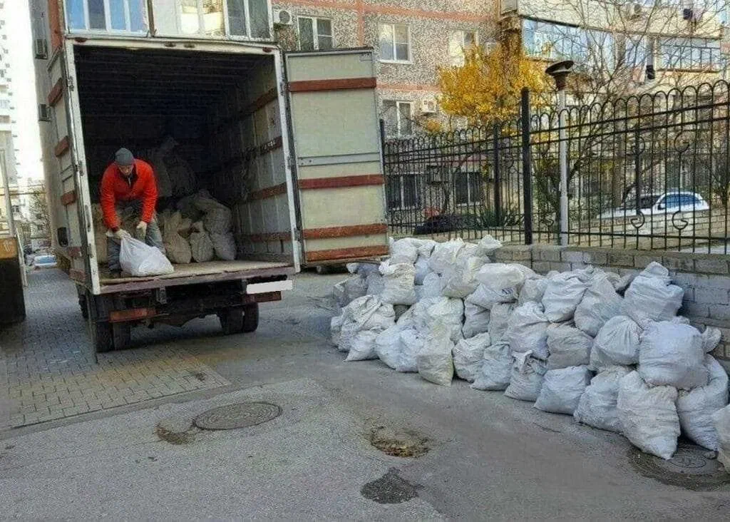 Вывоз мусора после переезда в Мирном в октябре