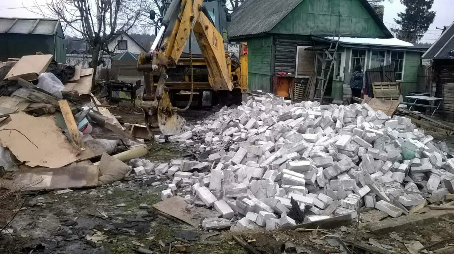 Вывоз мусора после сноса здания в Мирном от ПроМусор – цена от 5055 руб., утилизация и уборка стройотходов