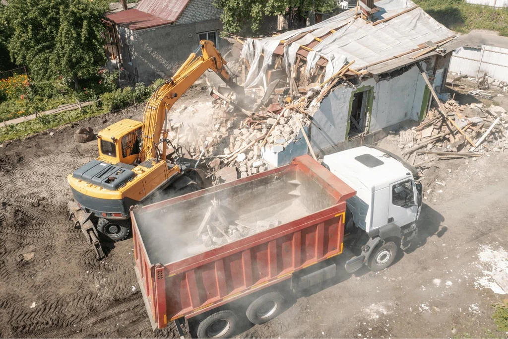 Вывоз мусора после сноса зданий с выездом в Мирном в октябре