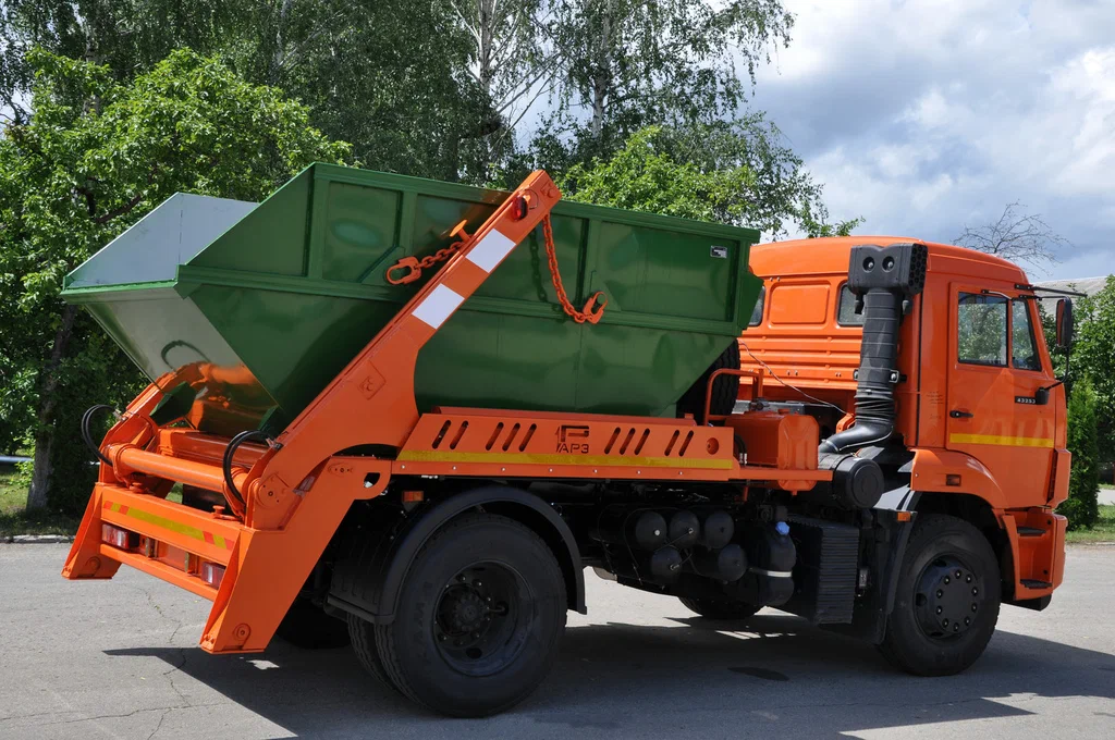 Заказ бункеровоза для вывоза мусора и отходов в Мирном в октябре