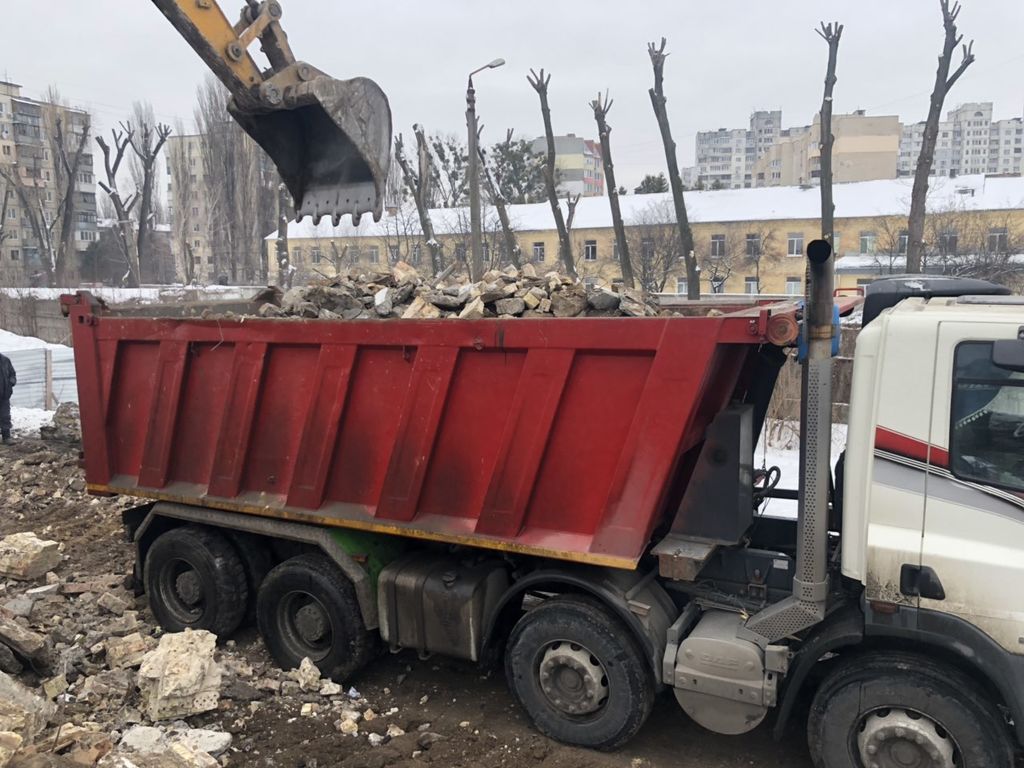 Вывоз мусора Камазом в Мирном в октябре