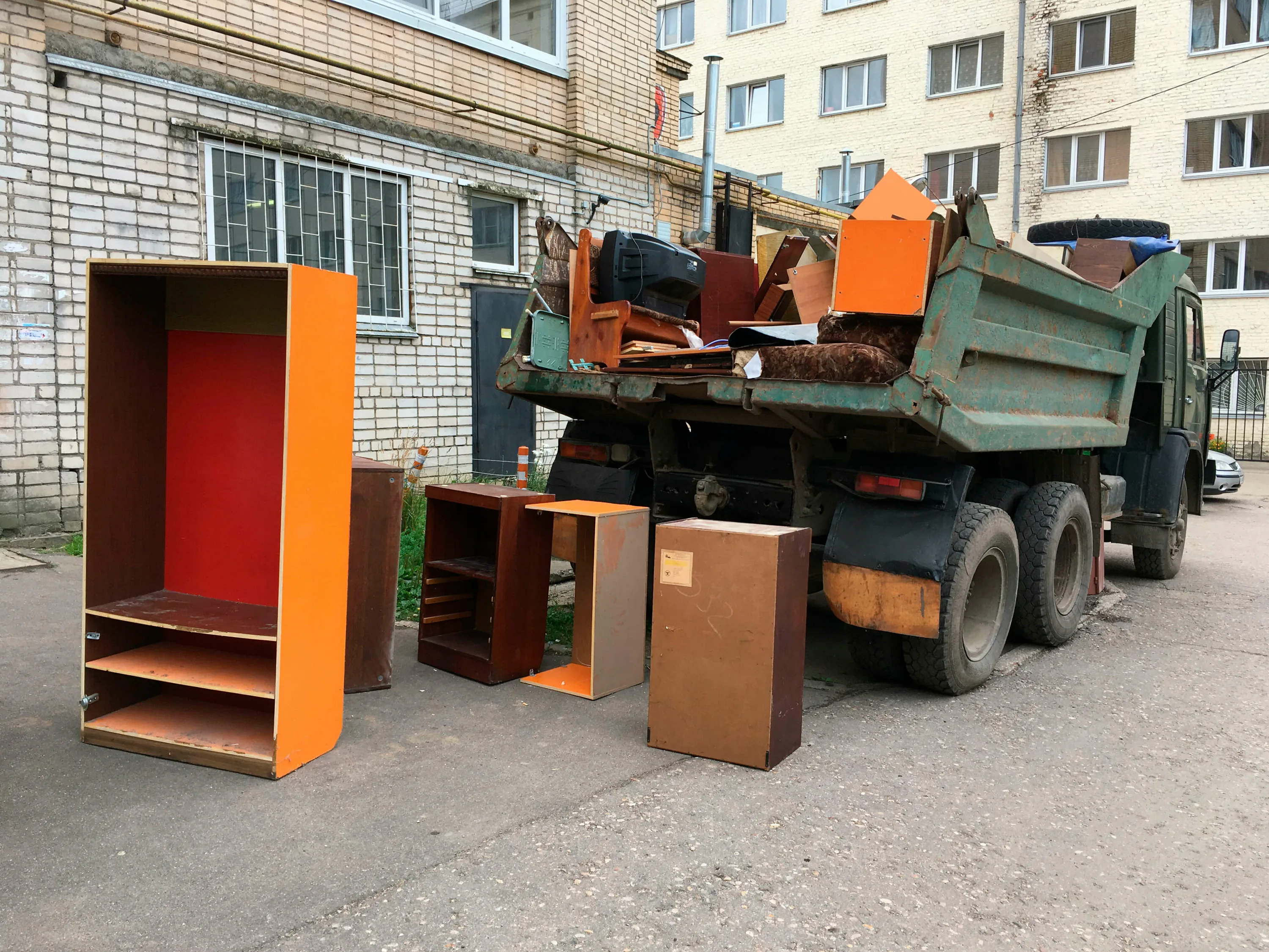 Утилизация старой мебели с вывозом и разбором в Мирном в октябре