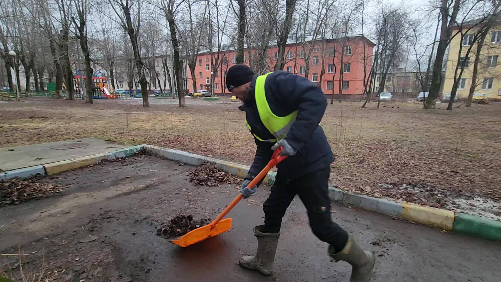 Уборка территорий в Мирном в октябре