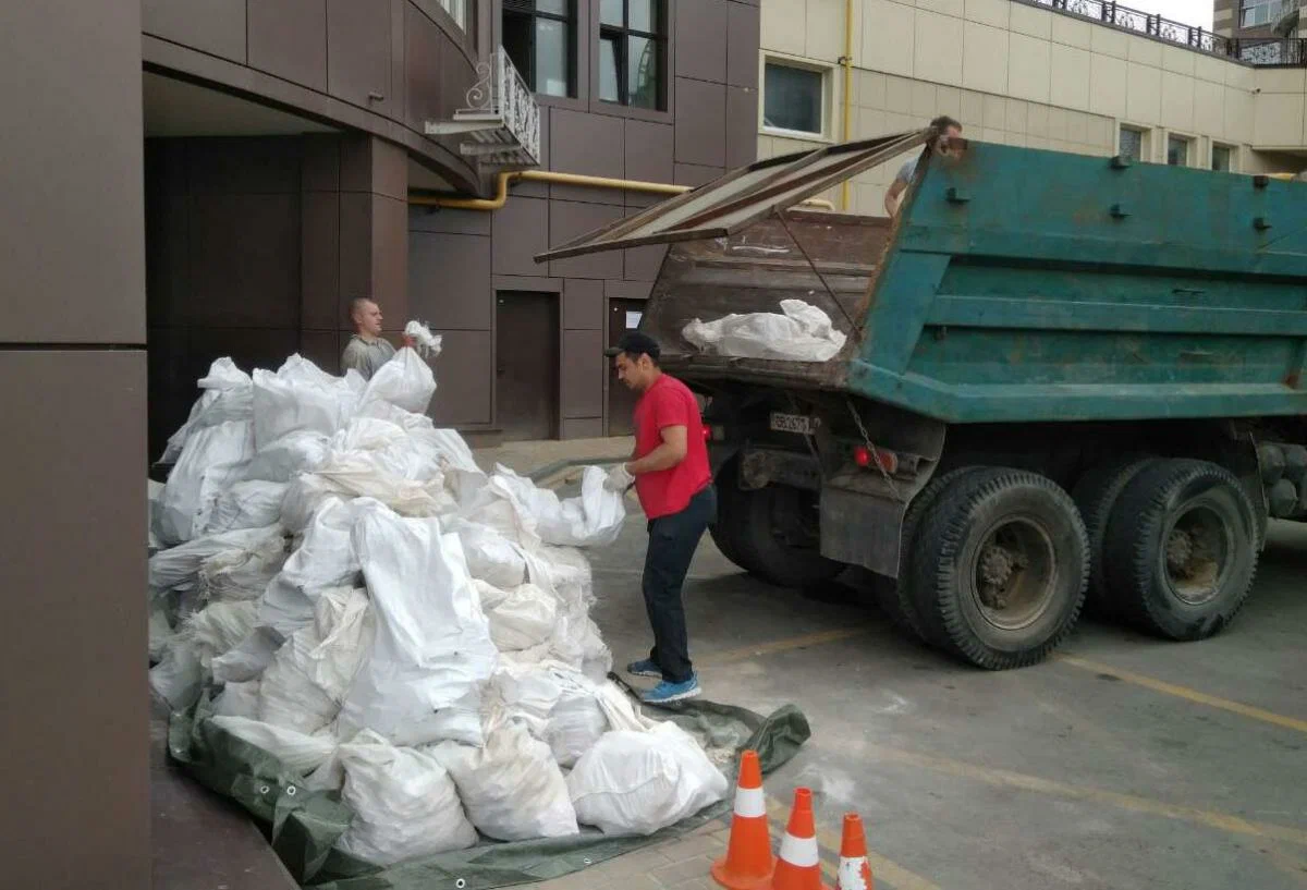 Вывоз мусора из подвала в Мирном от ПроМусор – уборка, разбор завалов и очистка, цены от 2426 руб