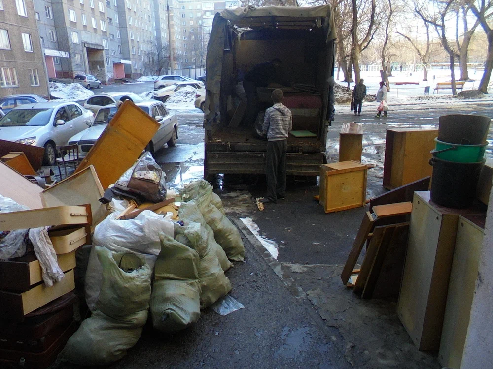 Вывоз мусора из подвала с утилизацией в Мирном в октябре