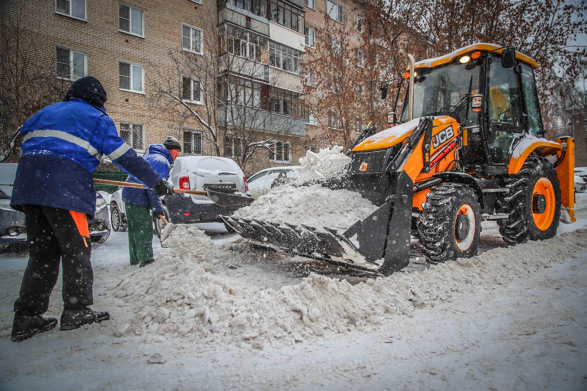 Очистка дворов от снега и наледи в Мирном — уборка снега, трактор и ручная, цены от 505 руб. | ПроМусор