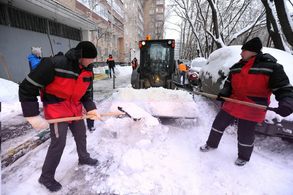 Очистка дворов от снега с гарантией результата в Мирном в октябре