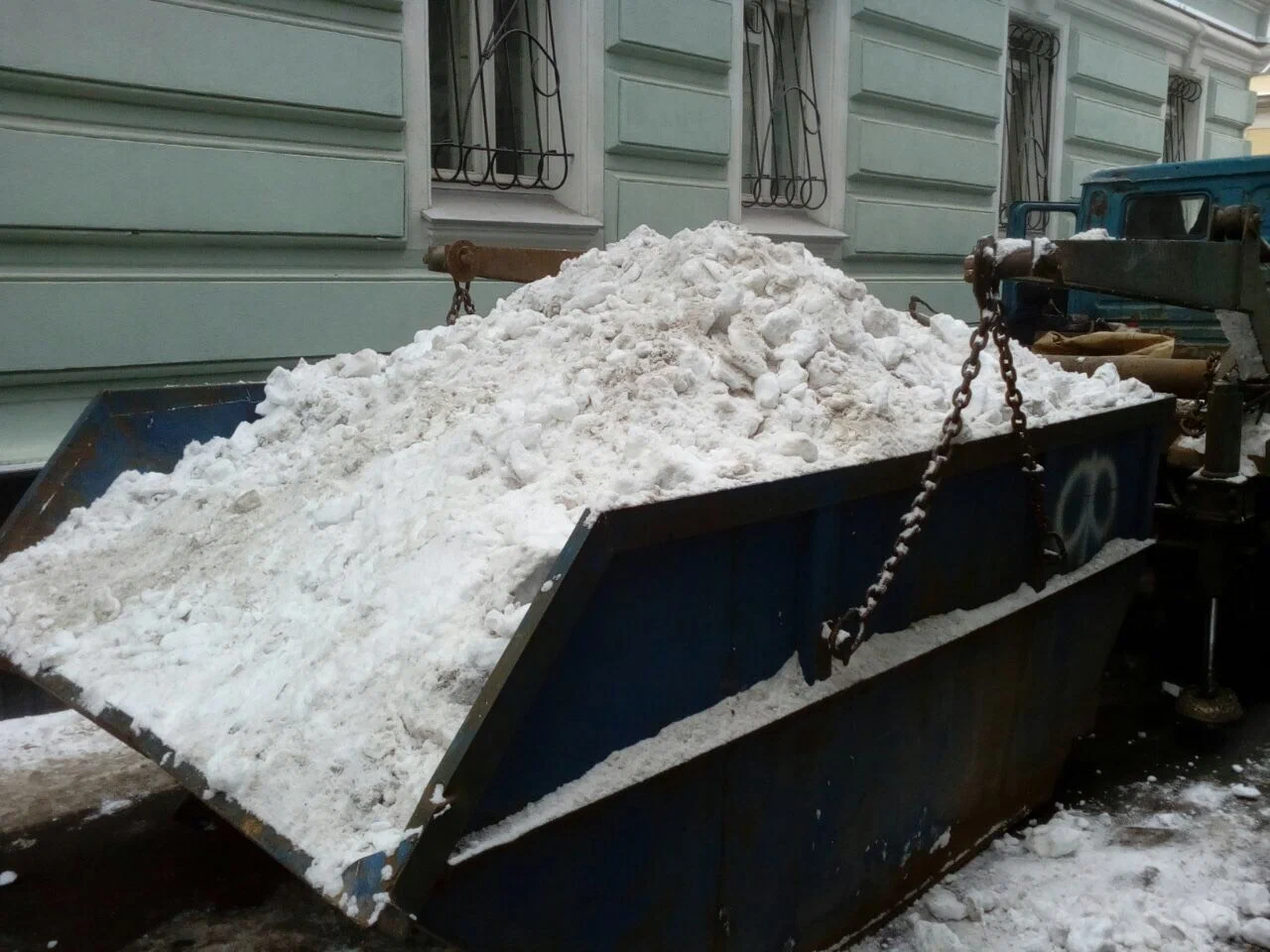 Вывоз снега контейнерами в Мирном в октябре