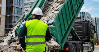 Вывоз строительного мусора в Мирном: услуги лицензированной компании — ПроМусор